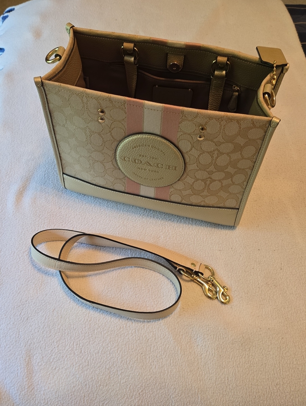 Coach Dempsey Tote 22 Signature Biege Tote/Crossbody